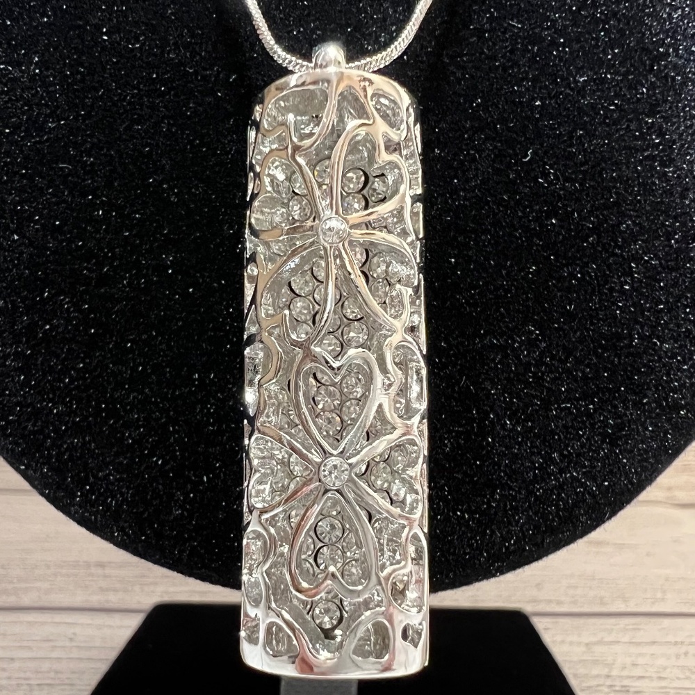 Austrian Crystal Cylinder Shaped Pendant Necklace (197)